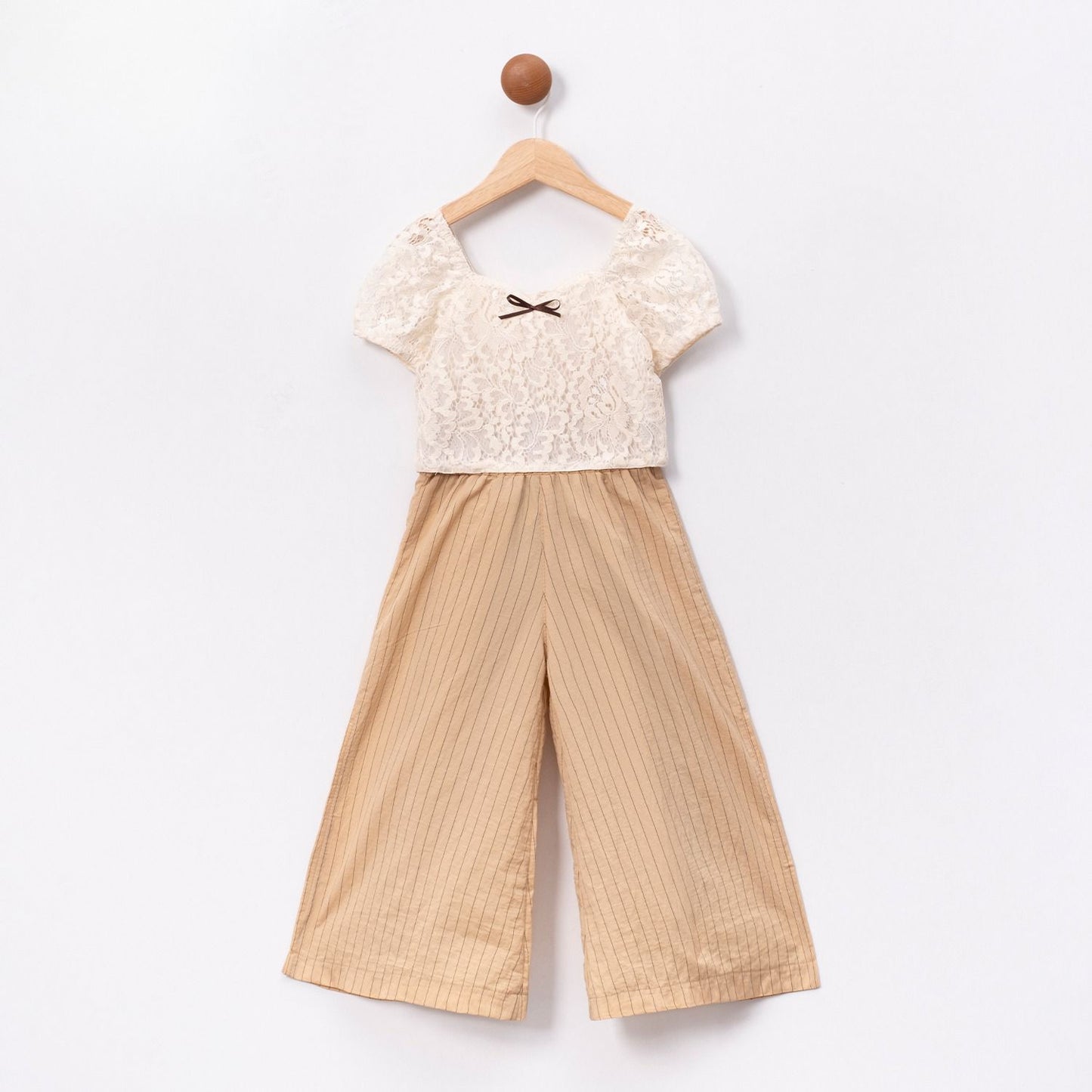 Chic Two-Piece Outfit – Elegant & Playful!
