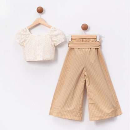 Chic Two-Piece Outfit – Elegant & Playful!